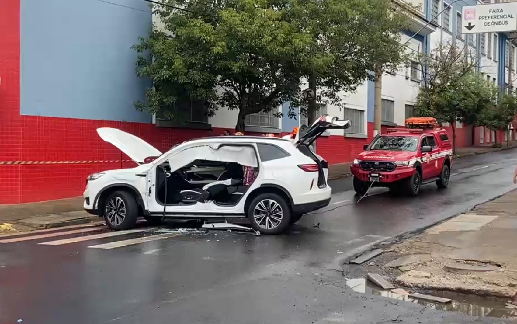 Motorista fica ferida após acidente entre carro e ônibus em Ribeirão Preto, SP