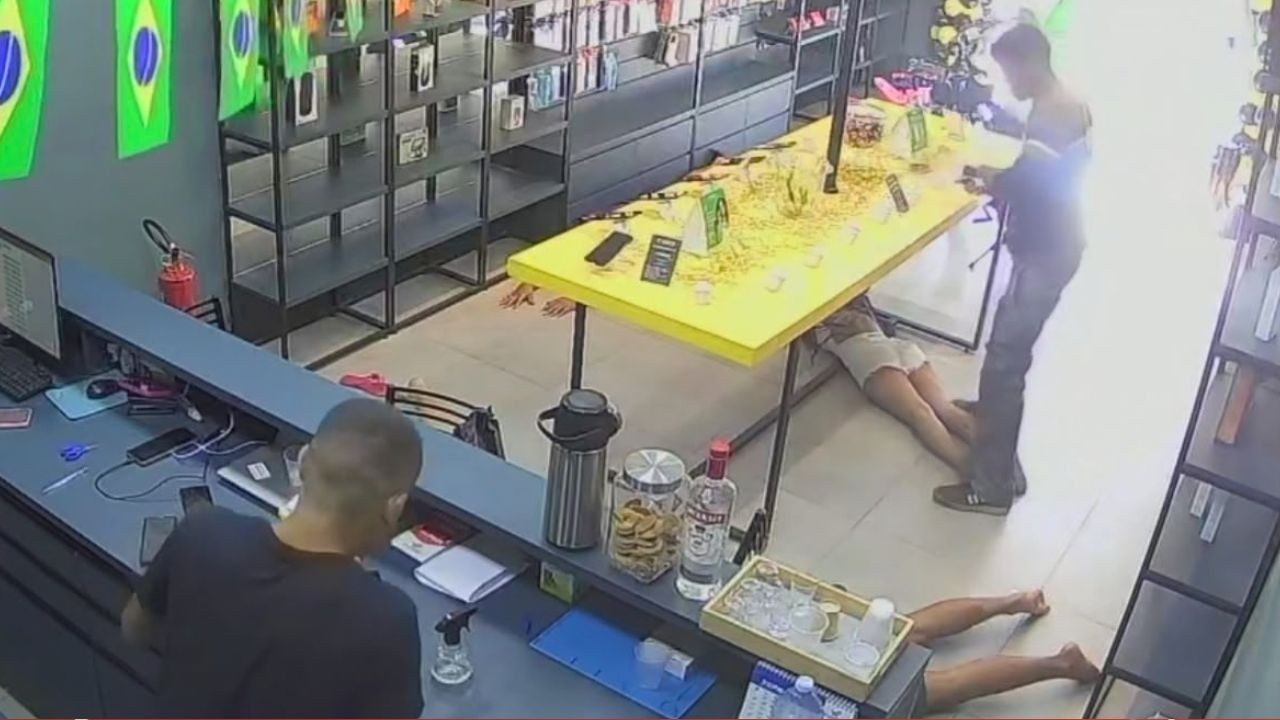 Suspeito é preso por participar de assalto a loja de celulares na Zona Sul de Macapá; VÍDEO 