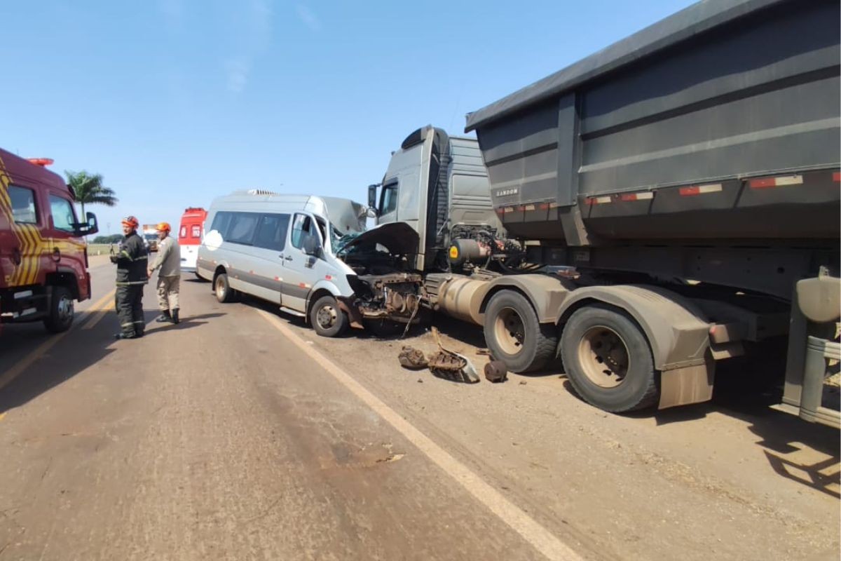 Sete pessoas ficam feridas em acidente entre van e dois caminhões na BR-376