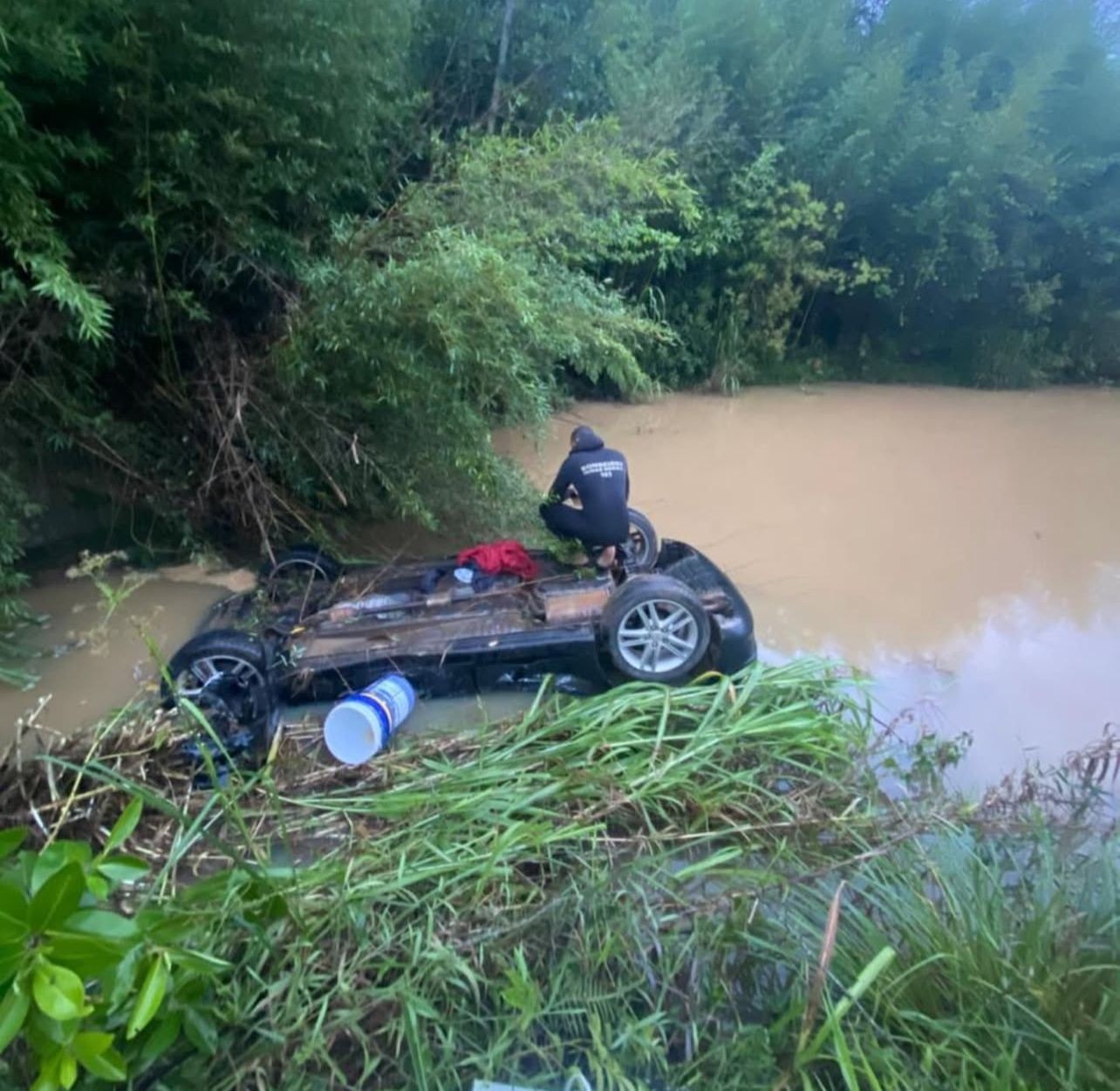 Homem, mulher e criança morrem após carro cair em açude em MG; vídeo mostra veículo submerso