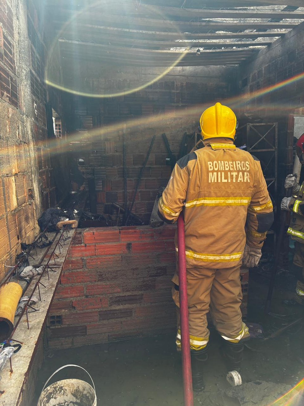 Bombeiros durante incêndio em residência, no Brejo Paraibano — Foto: Reprodução/Corpo de Bombeiros