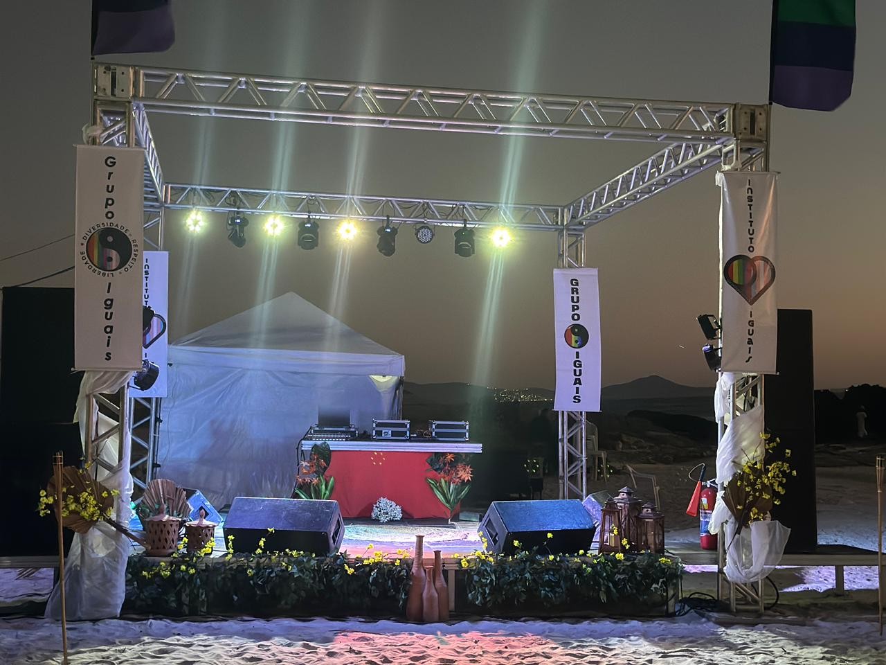 Luau dos Iguais gratuito será realizado nesta quinta-feira no Canto do Forte, em Cabo Frio