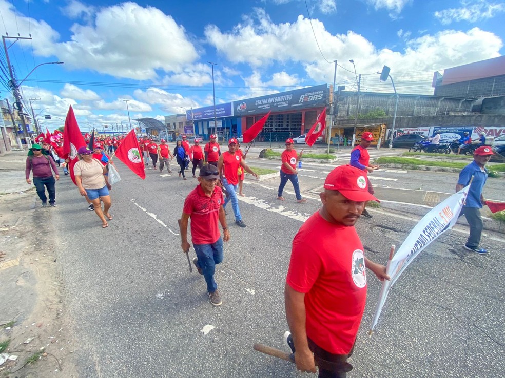 Manifestantes do MST fazem caminhada em Natal &mdash; Foto: Pedro Trindade/Inter TV Cabugi