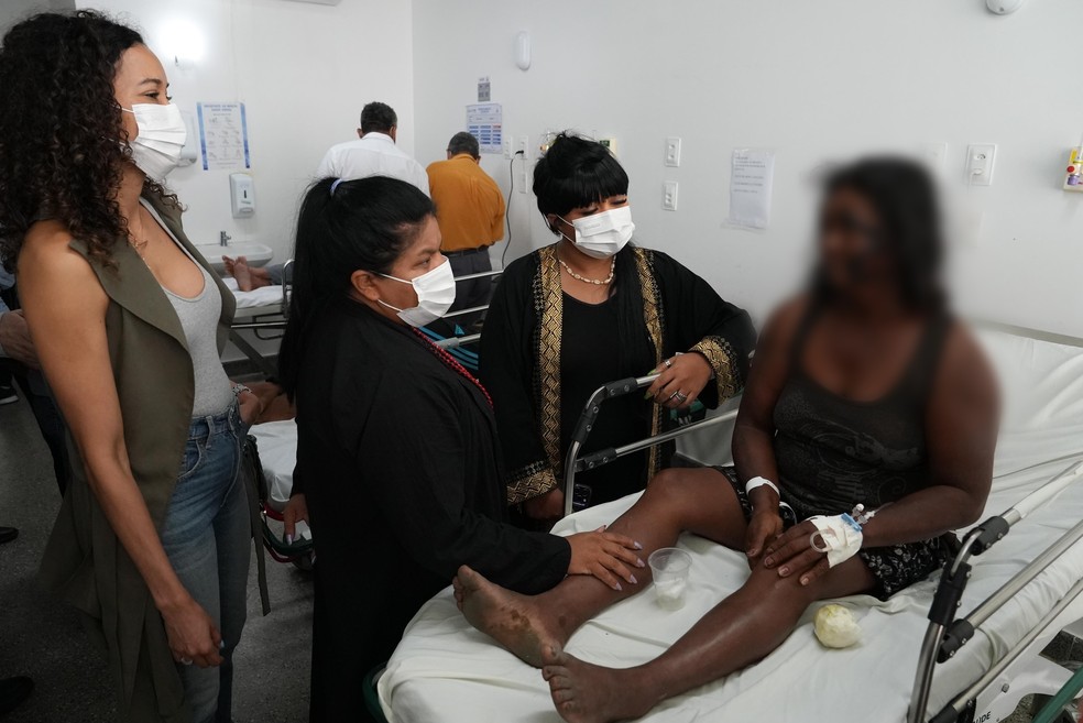 Comitiva do Ministério dos Povos Indígenas visitou as vítimas hospitalizadas após ataque por disputa de terras na Bahia — Foto: Leo Otero/MPI