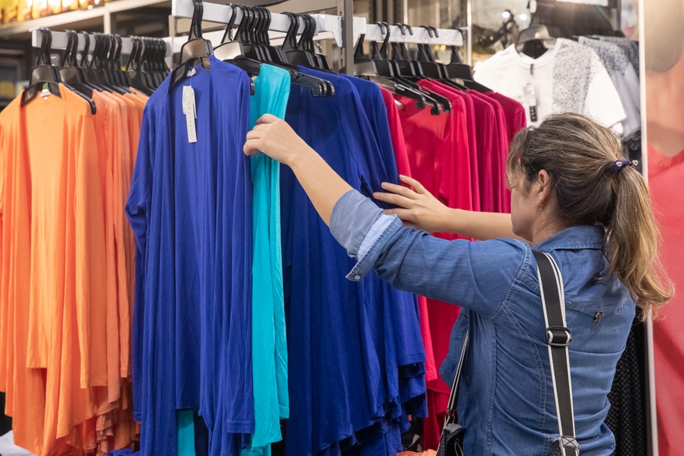 Consumidora em loja de roupas — Foto: Celso Tavares/G1