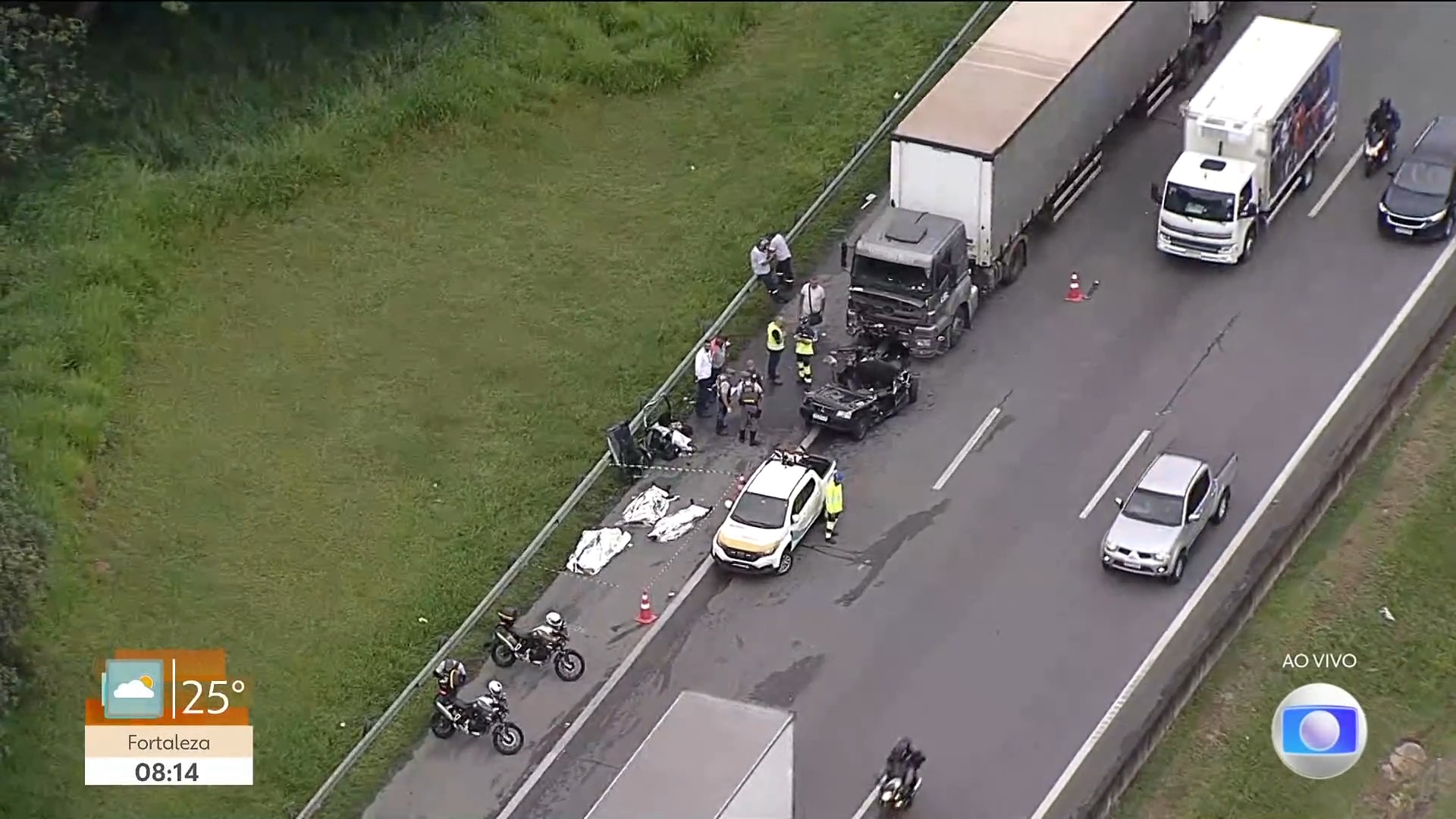 Acidente entre carro e carreta deixa três mortos e um ferido em Itapecerica da Serra