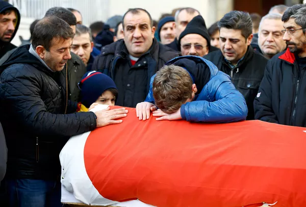Jogador do Besiktas é ferido em tiroteio em boate na Turquia