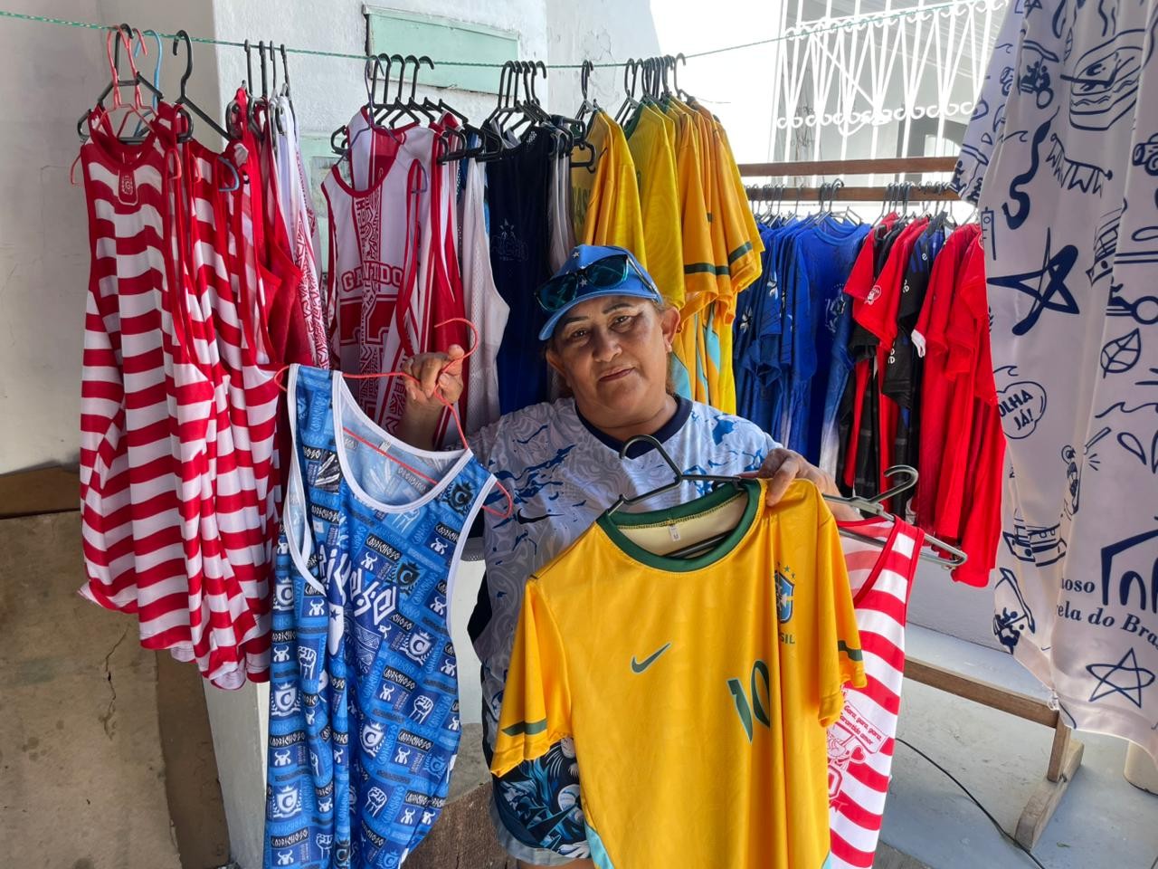 Em ano de Copa e Festival, comércio de Parintins une bois e Seleção nas vitrines; VÍDEO