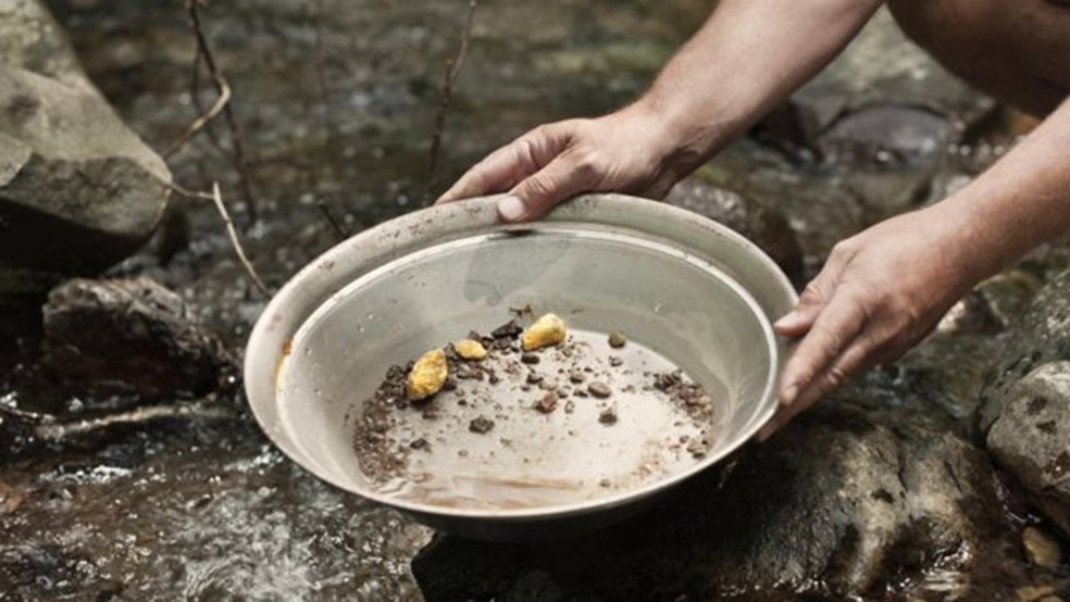 No garimpo, mercúrio geralmente é utilizado para separação do ouro — Foto: GETTY IMAGES/BBC