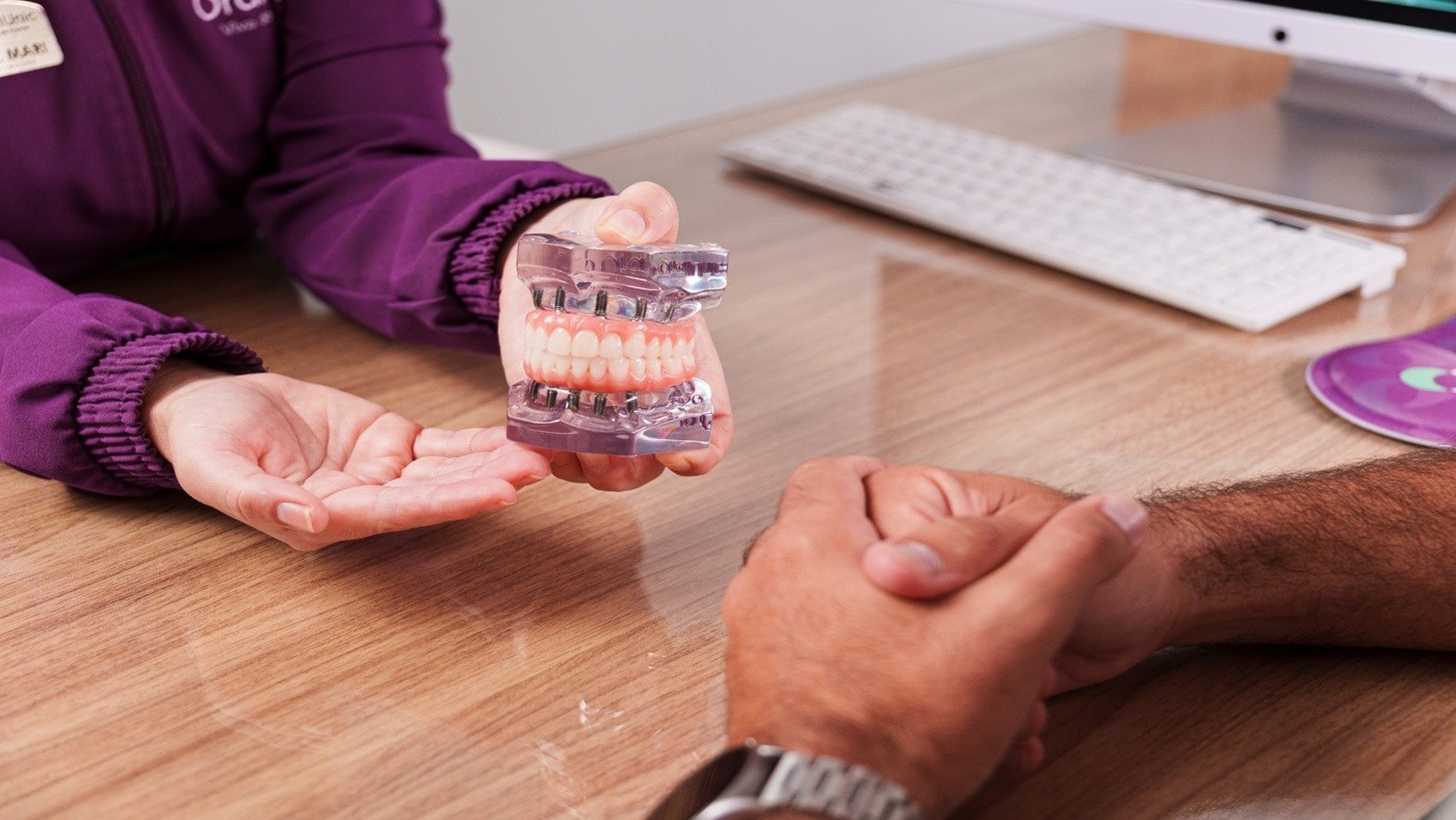 Reabilitação dentária total: saúde bucal como caminho para qualidade de vida
