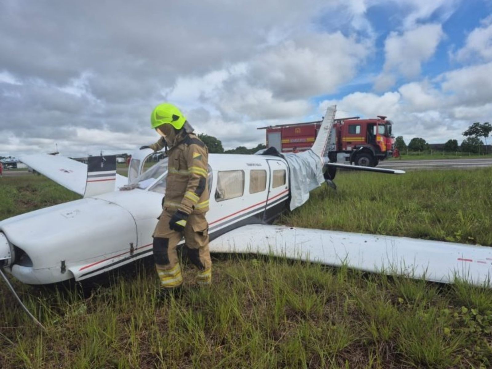 Avião sai da pista após pneu estourar durante decolagem em aeroporto de cidade do Acre