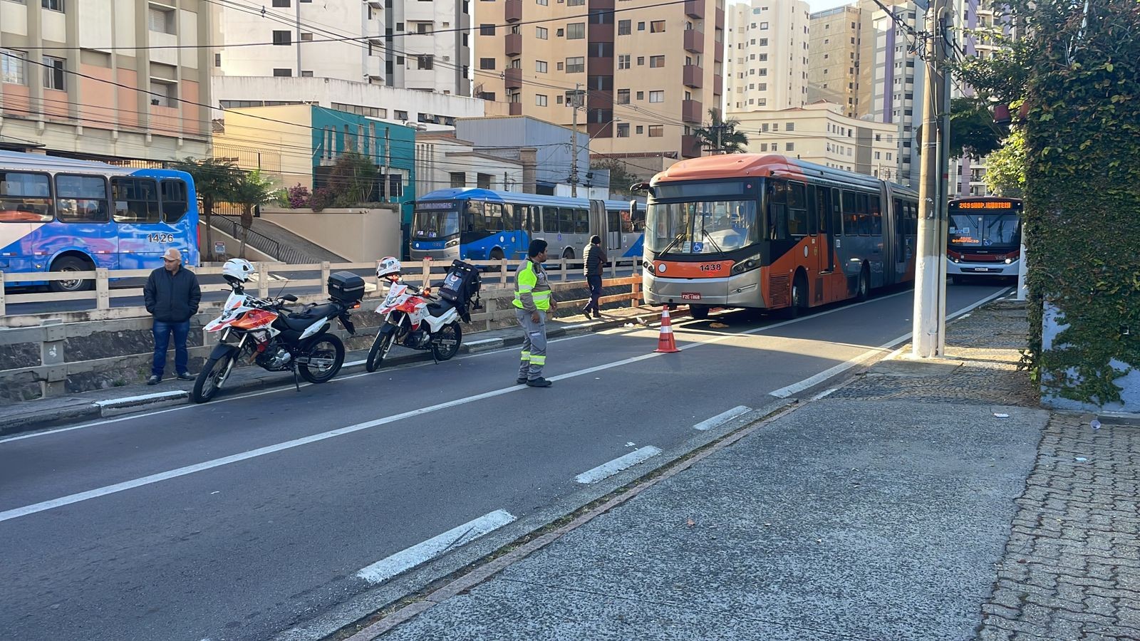 Mulher é atropelada por ônibus do BRT no Centro de Campinas