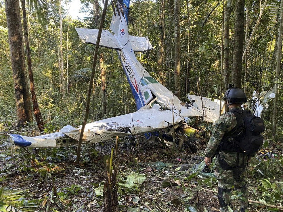 Avião que transportava as crianças, a mãe e mais dois passageiros após cair em uma área densa da Amazônia colombiana e ser encontrado por militares, em 16 de maio de 2023.  — Foto: Forças Armadas da Colômbia via AP 