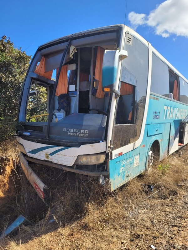 Van e ônibus batem de frente na BR-251 e dois morrem, em Minas - Estradas