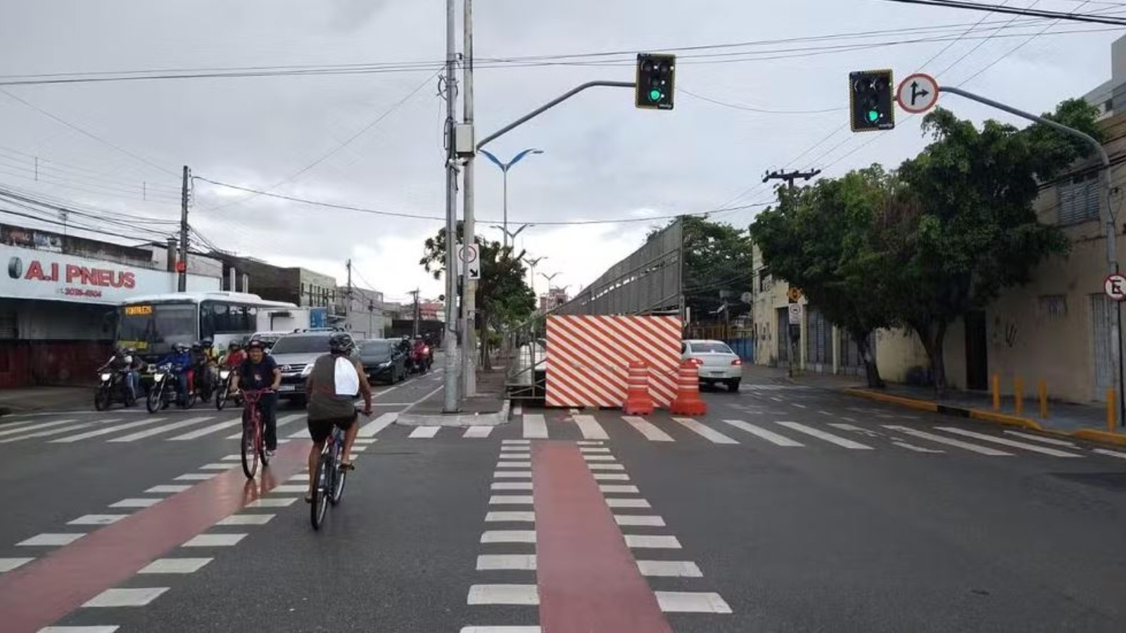 Av. Domingos Olímpio tem faixa de ônibus liberada para tráfego durante montagem de arquibancadas do Carnaval