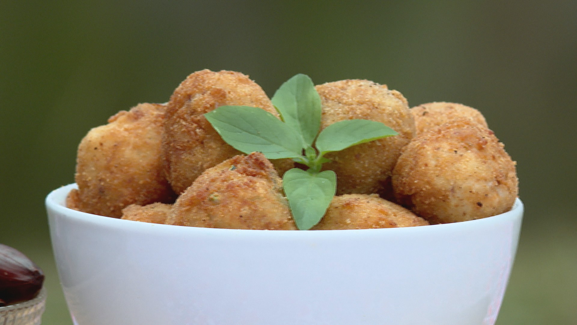 Bolinho de arroz diferente: veja receita de ‘arancini’ de pinhão que reaproveita sobras de risoto