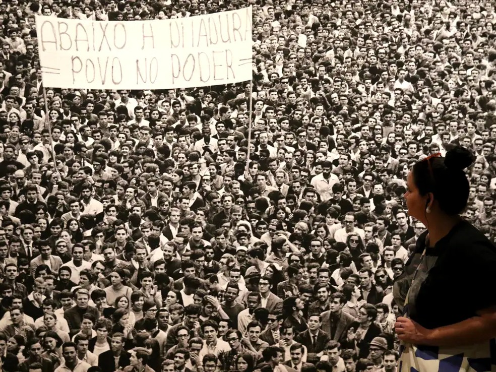 Visitante observa foto da exposição “Evandro Teixeira. Chile, 1973”, no Rio de Janeiro. Além dos registros feitos no Chile, a exposição mostrou imagens produzidas por Evandro durante a ditadura militar brasileira. — Foto: Tânia Rêgo/Agência Brasil