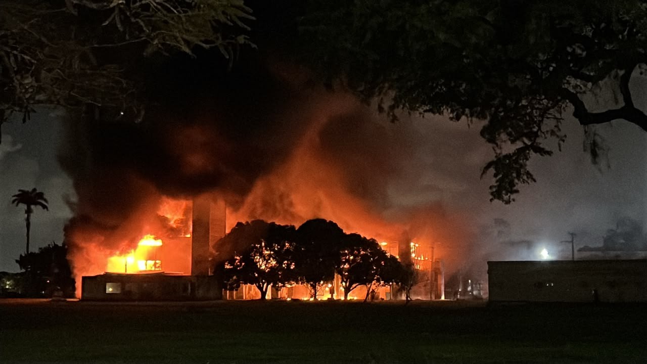 Incêndio de grandes proporções atinge prédio da UFPE; VÍDEO