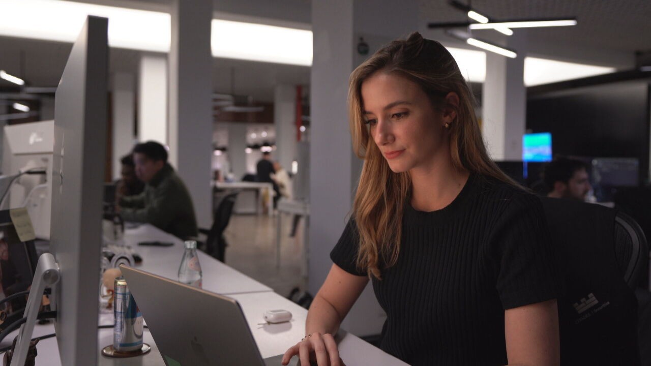 Como funciona o negócio criado pela brasileira que virou a bilionária mais jovem do mundo a fazer a própria fortuna