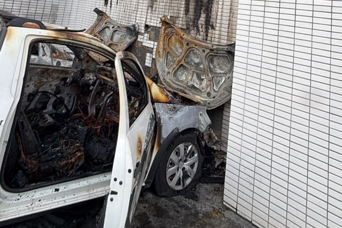 Carros de empresa pegam fogo e bombeiros suspeitam de incêndio criminoso