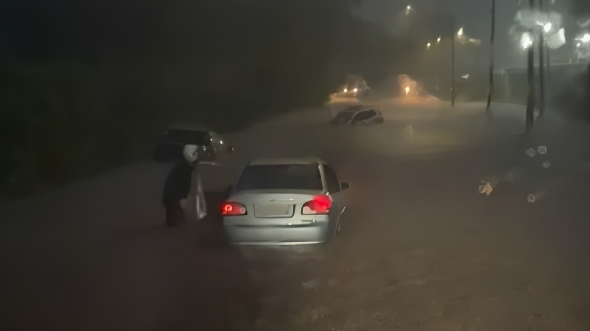 Temporal provoca alagamentos e deixa pessoas ilhadas em diversos pontos de Uberlândia