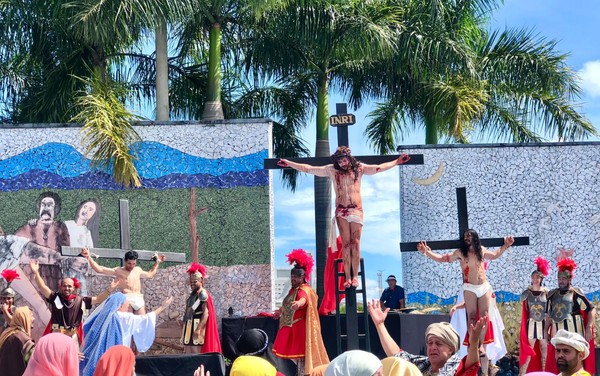 Encenação da Paixão de Cristo reúne cerca de 600 atores e passa por 16 km da GO-060