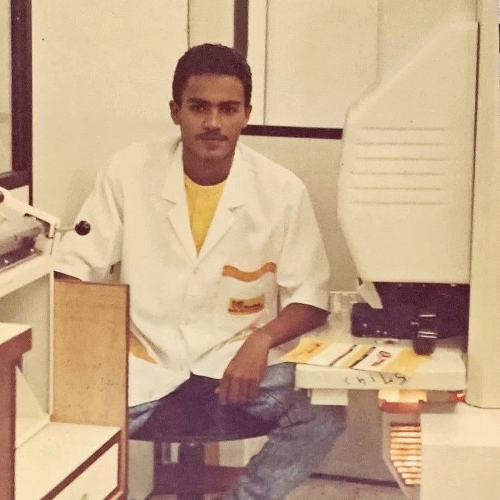 Ivan em um laboratório de revelação de imagens em 1997 — Foto: Arquivo pessoal
