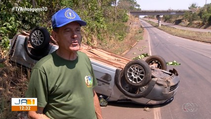 Caminhonete bate na traseira de carro e veículo capota na TO-080