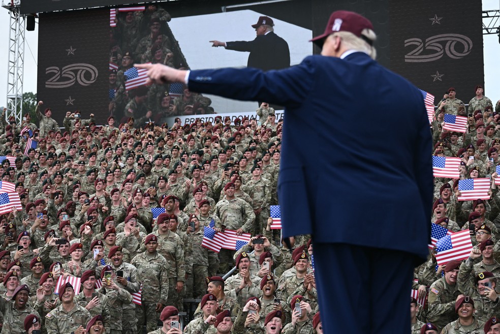 O presidente dos EUA, Donald Trump, discursa em Fort Bragg, instalação militar do Exército dos EUA, perto de Fayetteville, Carolina do Norte, em 10 de junho de 2025. — Foto: Brendan Smialowki/AFP)