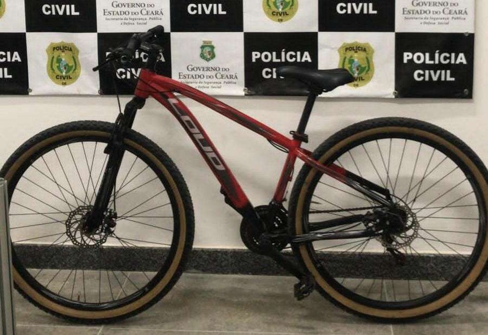 Mulheres são presas em flagrante em Cascavel, em posse de bicicleta furtada, após anunciar vendo do produto na internet. — Foto: Polícia Civil/ Divulgação