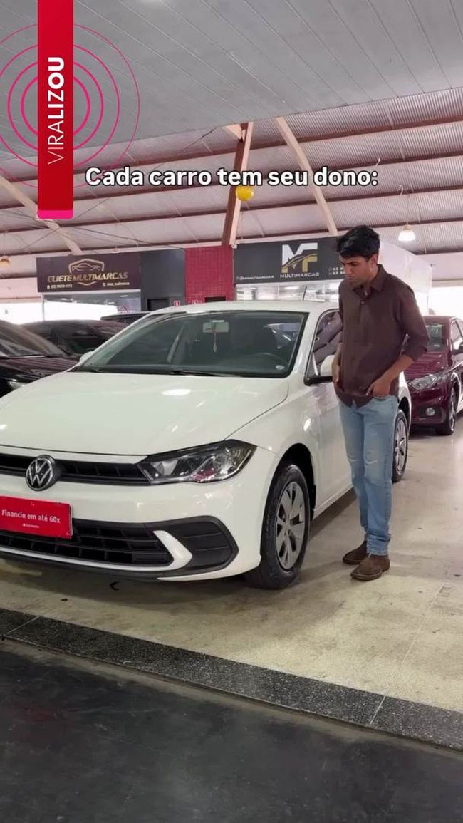 Vendedor diverte a web ao mostrar o 'dono' de cada carro