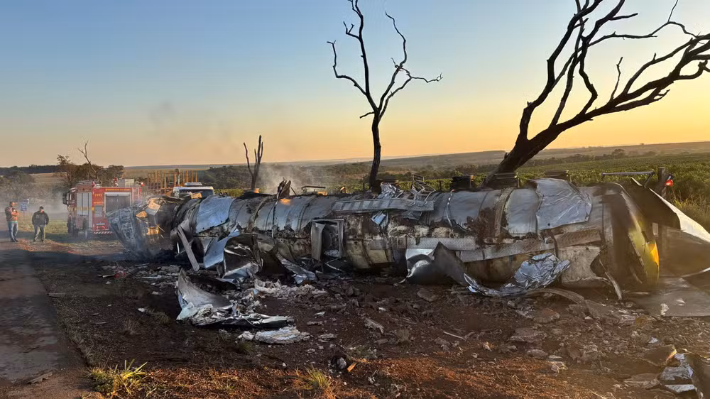 Prata: Motorista morre carbonizado após carreta carregada com óleo vegetal tombar na BR-153  