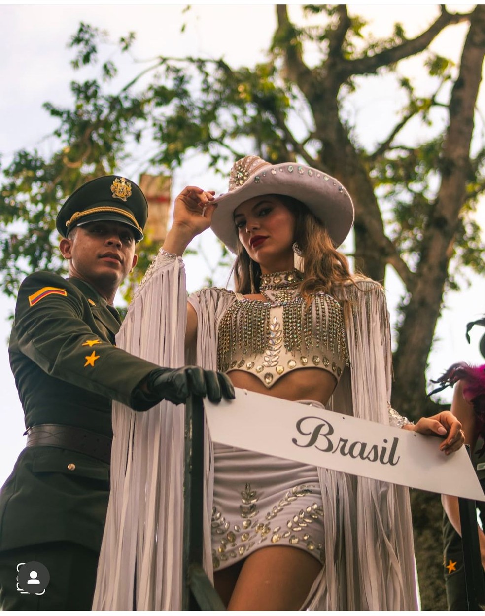 Cristiane Stipp, Rainha Internacional do Café, vestida de boiadeira com o seu guarda-costas — Foto: Divulgação