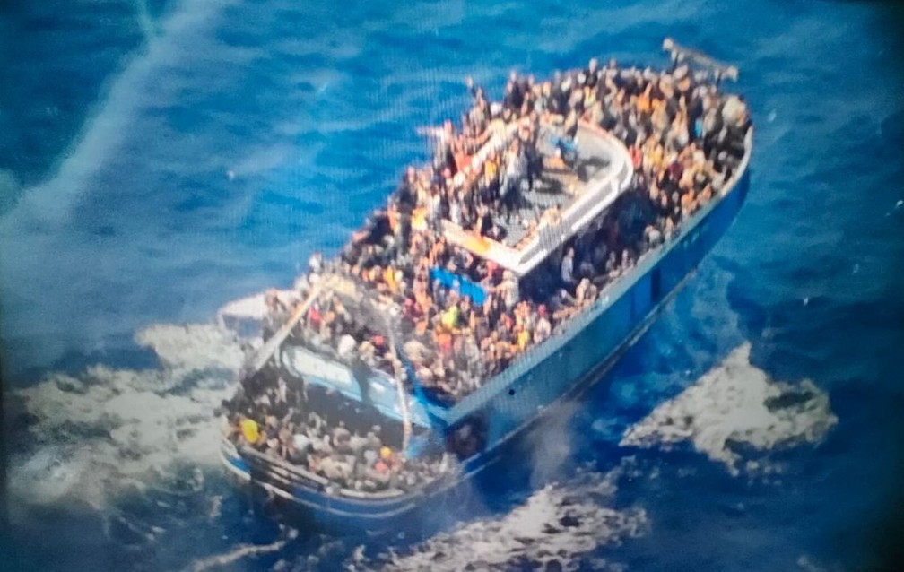 Barco pesqueiro com centenas de imigrantes que naufragaram em 14 de junho perto da costa da Grécia.  — Foto: Guarda Costeira da Grécia