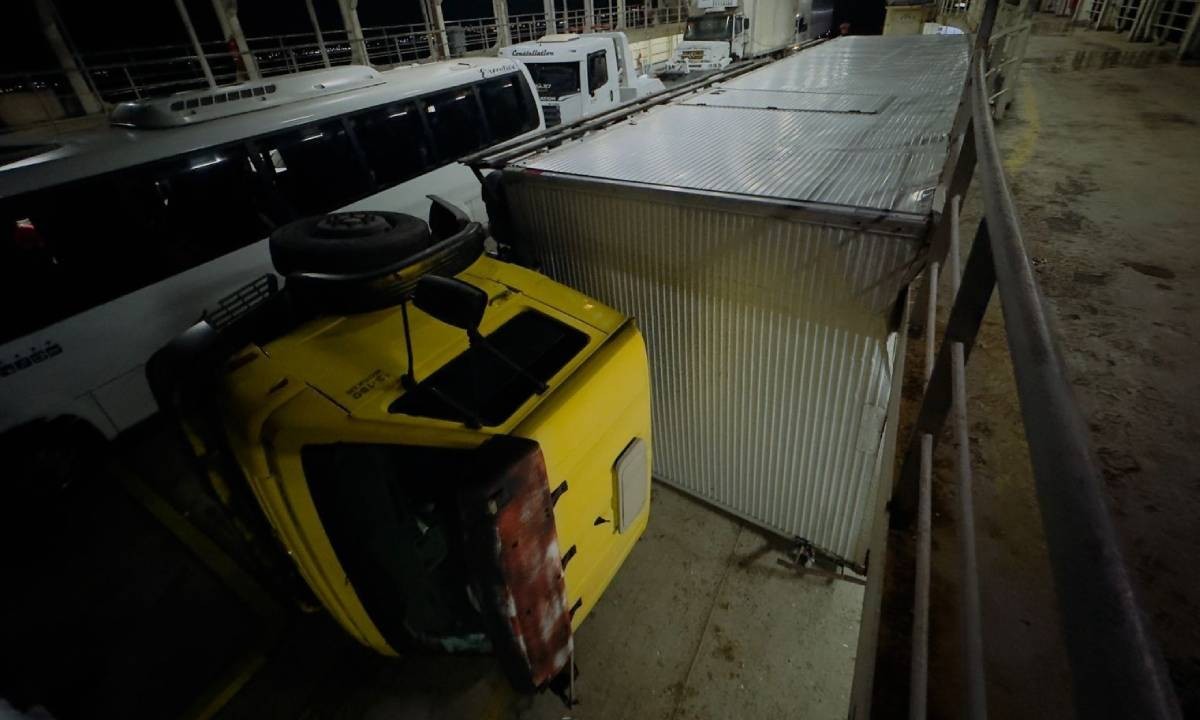 Caminhão tomba durante travessia do ferry entre Salvador e Ilha de Itaparica