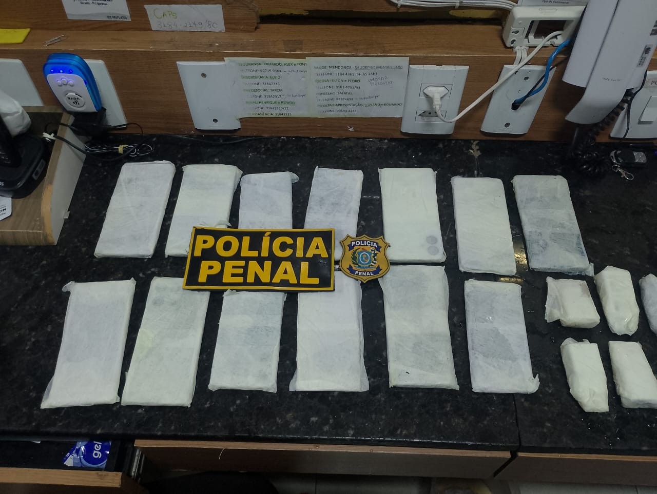 Mulher é detida ao tentar entrar em presídio com celulares escondidos em marmitas; VÍDEO