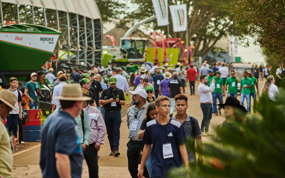 Público caminha pela Agrishow 2024 em Ribeirão Preto, SP — Foto: Érico Andrade/g1