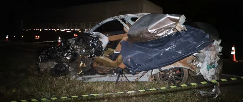 Motorista de um carro morreu com a batida — Foto: Djeferson Kronbauer
