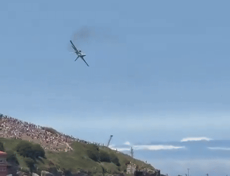 VÍDEO: Caça faz manobra de emergência, passa a poucos metros de banhistas e assusta multidão durante festival aéreo na Espanha