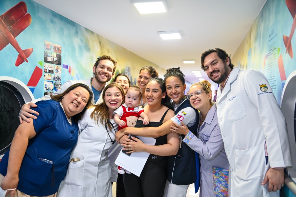 Equipe do Hospital Pequeno Príncipe comemorando a alta do pequeno Paulo Junior de Freitas. — Foto: Marieli Prestes/Hospital Pequeno Príncipe