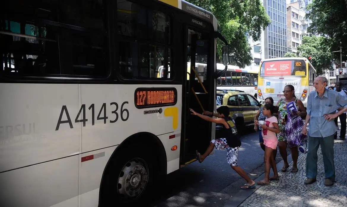 Aumento das passagens de ônibus municipais do Rio é publicado no Diário Oficial; corrida de táxi também fica mais cara