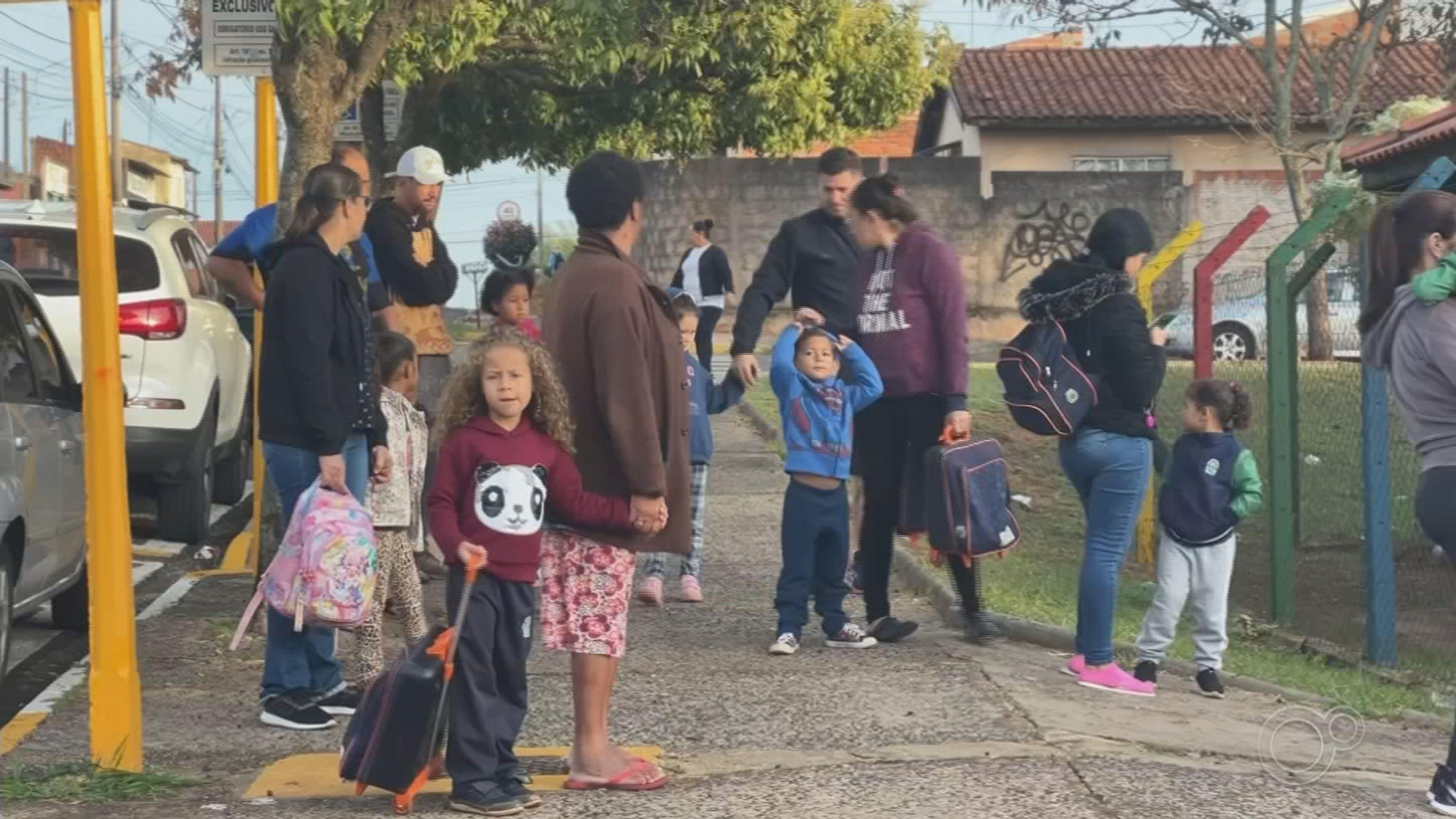 No fim do primeiro semestre letivo, alunos da rede municipal de Bauru continuam sem uniformes