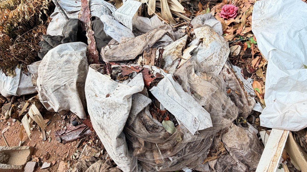 Descarte irregular de restos de roupas e caixões no Cemitério da Saudade em Adamantina (SP) — Foto: Portal Siga Mais/Reprodução