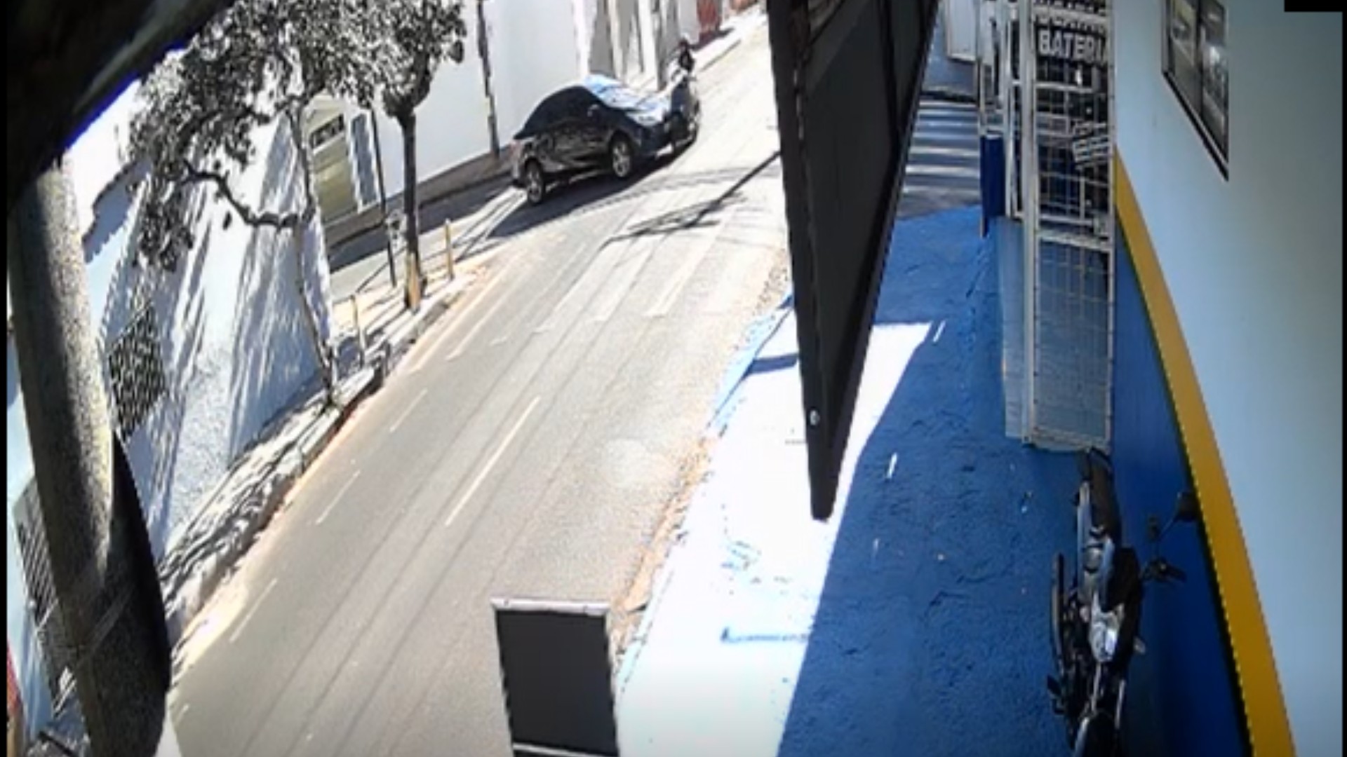 VÍDEO: Motociclista é lançada ao ar após batida em cruzamento de Uberlândia