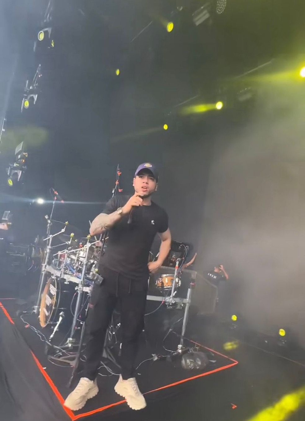 Thiago Freitas chegou a fazer a passagem de som no palco do São João de Campina Grande antes de ter o show cancelado — Foto: Reprodução/Redes sociais