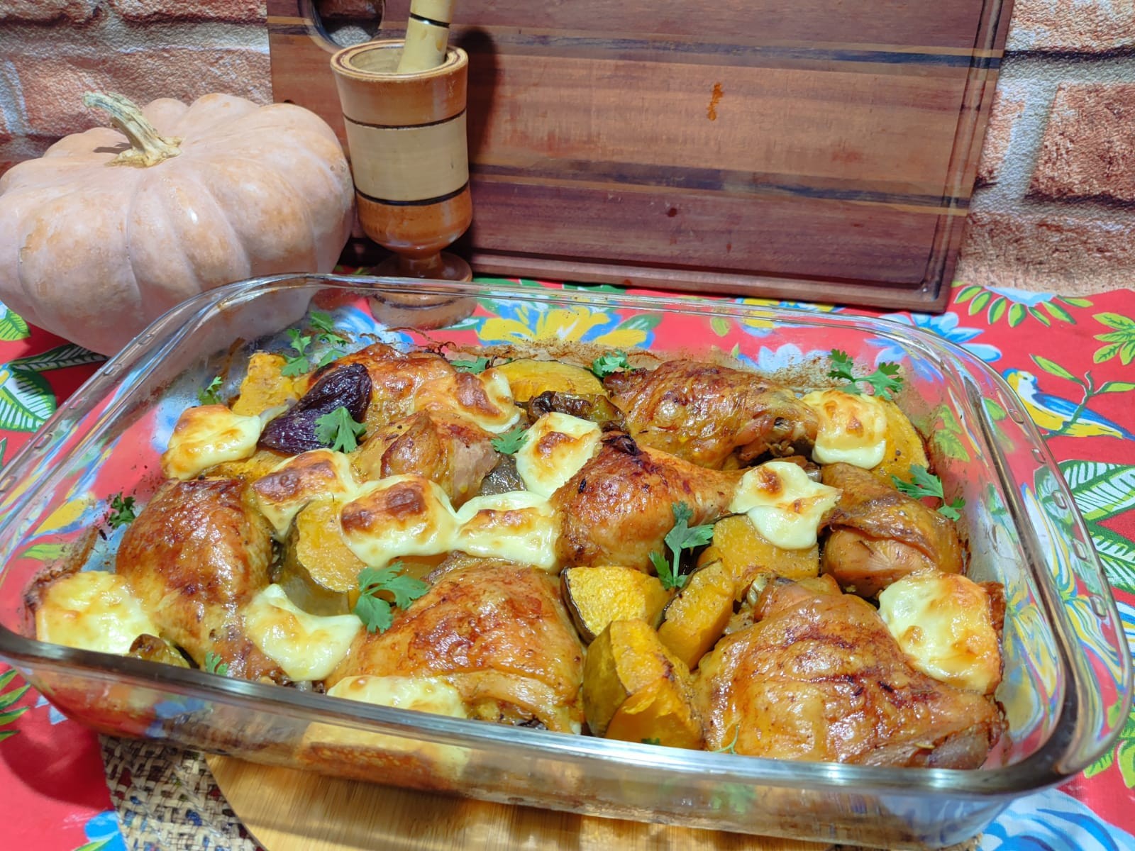 Veja como preparar um frango ao forno com jerimum e queijo coalho