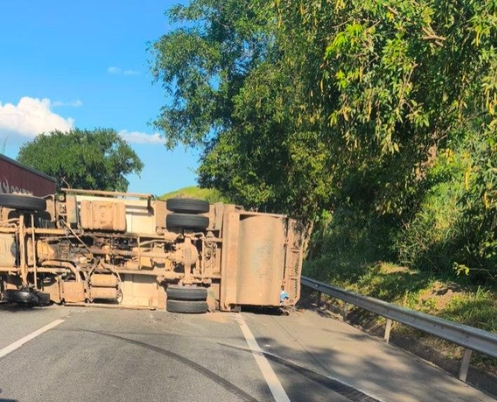 Caminhão de lixo tomba e interdita a Via Dutra, em Porto Real (RJ)