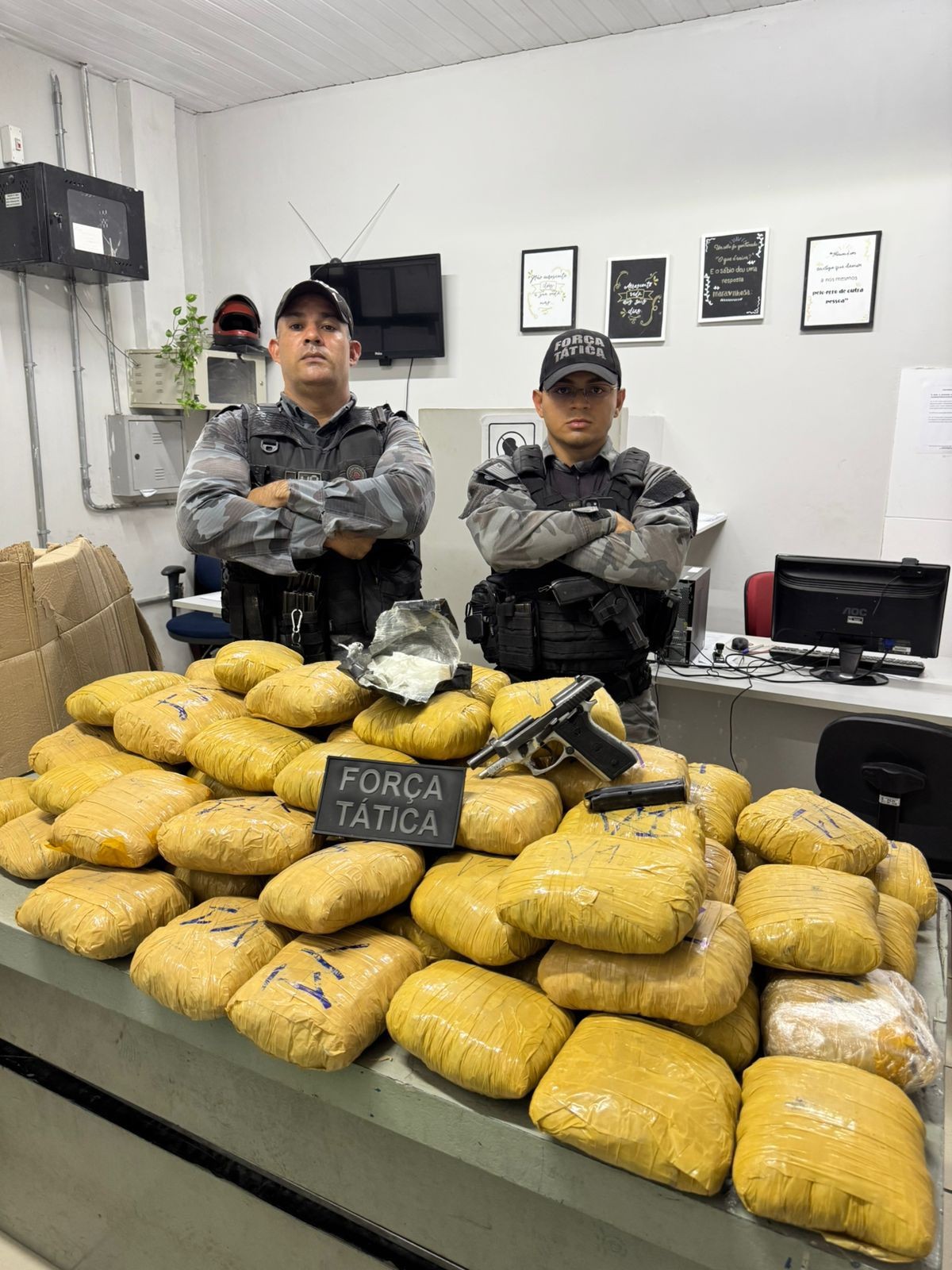 Policiais flagram 70 pacotes de maconha em casa em Floriano, no Sul do Piauí; dois suspeitos são presos