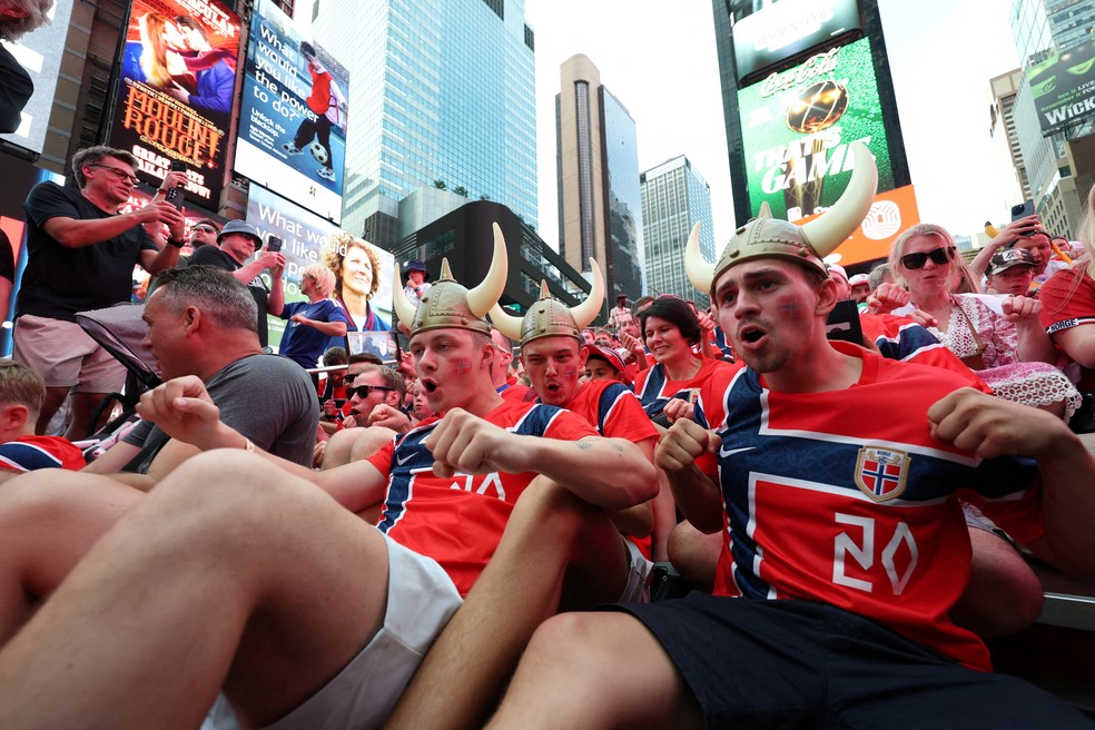 Torcedores da Noruega fazem a dança viking na Times Square — Foto: REUTERS/John Sibley