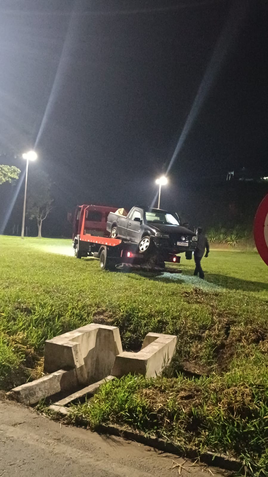 Homem é preso por suspeita de envolvimento em roubo de galões de água, em Barra do Piraí 